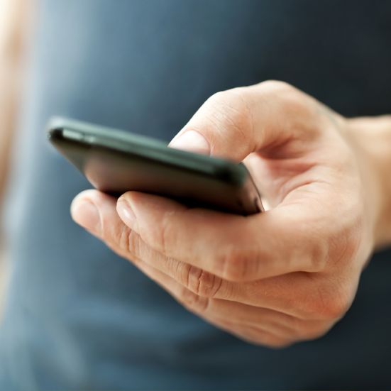 Hånd holder smartphone