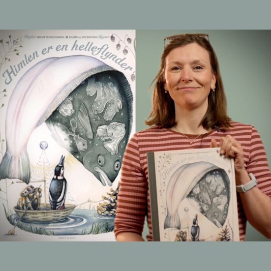 Bibliotekets børnelitteraturformidler Sara holder bogen "Himlen er en helleflynder"