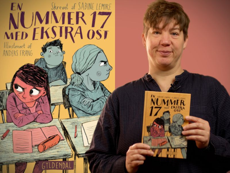 Bibliotekets litteraturformidler Louise holder bogen "En nummer 17 med ekstra ost"