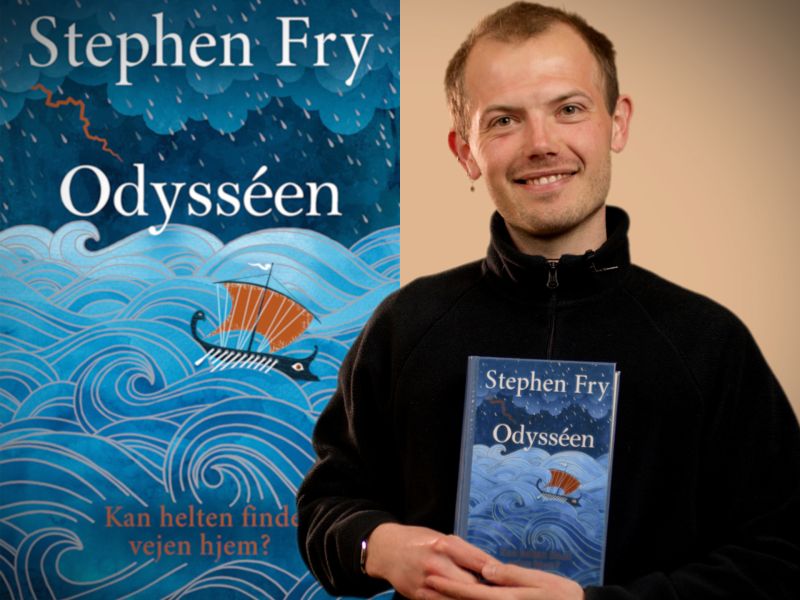 Bibliotekets litteraturformidler Stinus holder bogen "Odysséen"