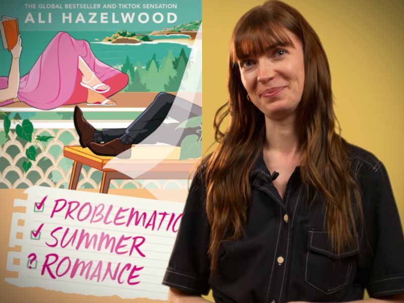 Bibliotekets litteraturformidler Josefine foran bogen "Problematic Summer Romance"