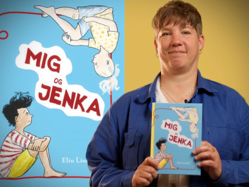 Bibliotekets litteraturformidler Louise holder bogen "Mig og Jenka"
