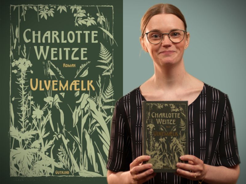 Bibliotekets litteraturformidler Mette holder bogen "Ulvemælk"