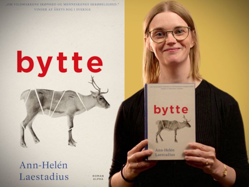 Bibliotekets litteraturformidler Mette holder bogen "Bytte"