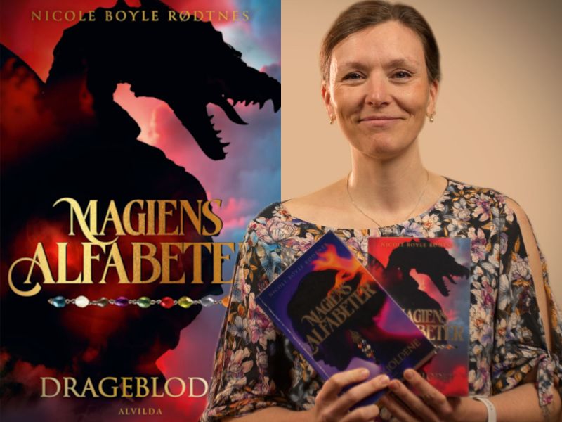 Bibliotekets litteraturformidler Sara holder bogen "Magiens alfabeter"