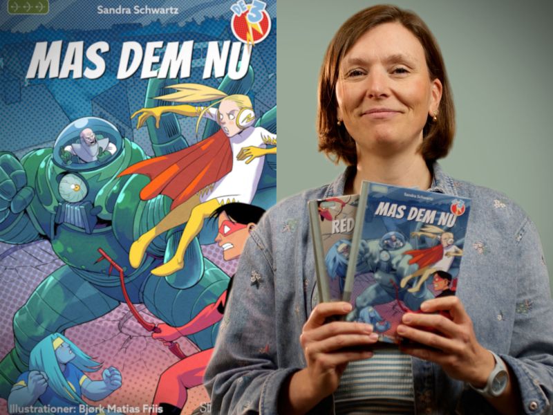 Bibliotekets litteraturformidler Sara holder bøgerne De 3-serien